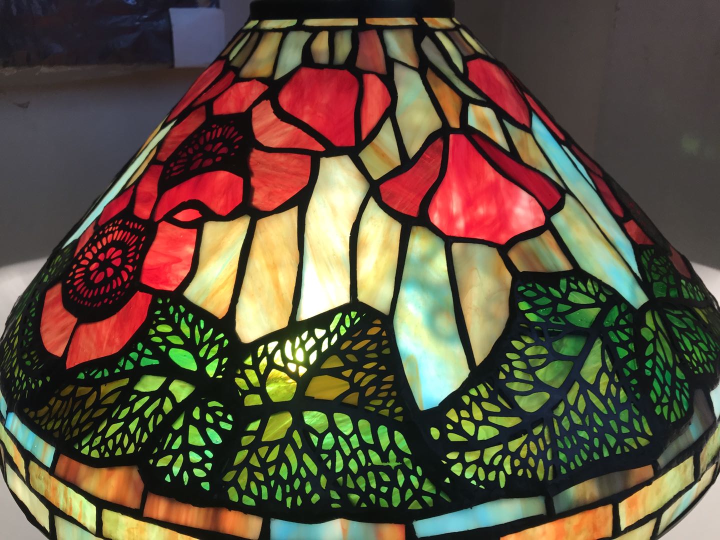 Legend Collection@Large 16" Poppy Flower Stained Glass Tiffany Table Lamp